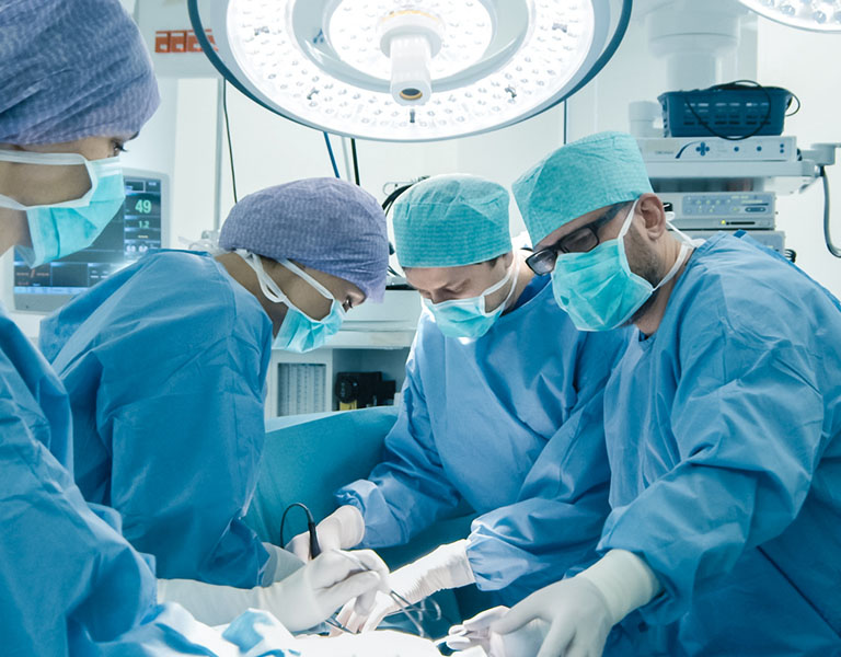 Cirurgões realizando um procedimento em uma sala de cirurgia robótica.